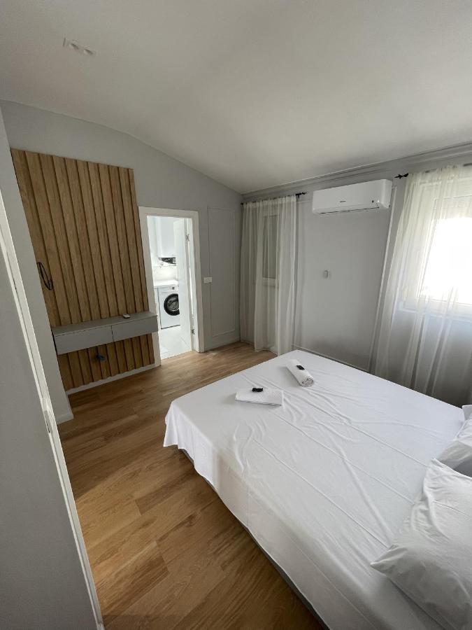 Lungomare Apartments Petrovac Bagian luar foto