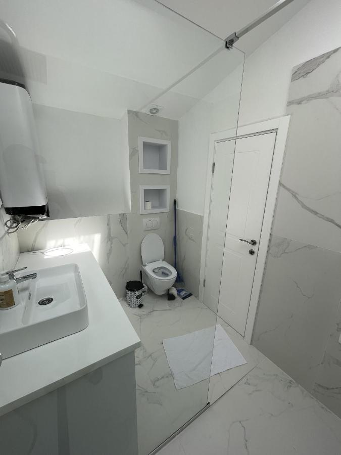 Lungomare Apartments Petrovac Bagian luar foto