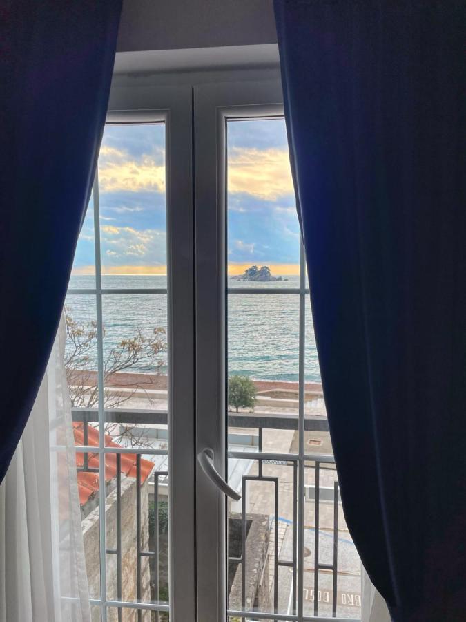Lungomare Apartments Petrovac Bagian luar foto