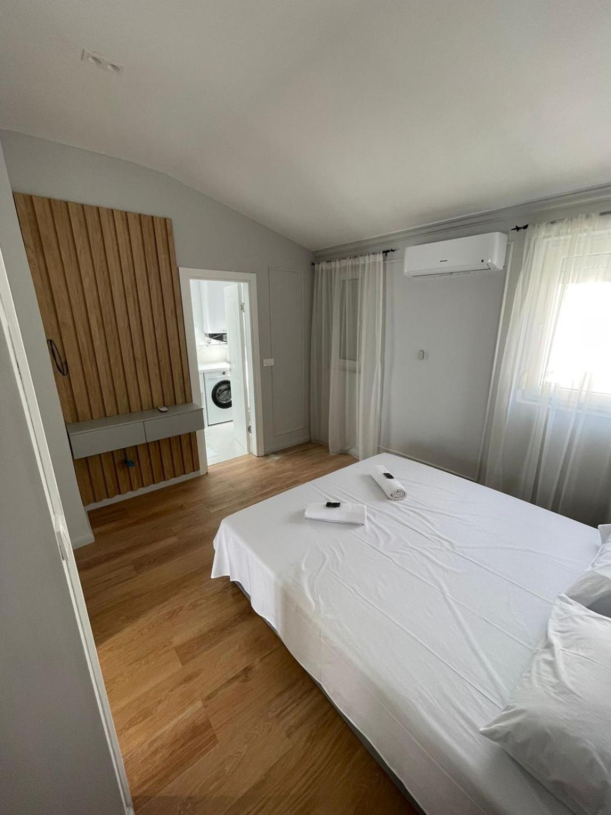 Lungomare Apartments Petrovac Bagian luar foto